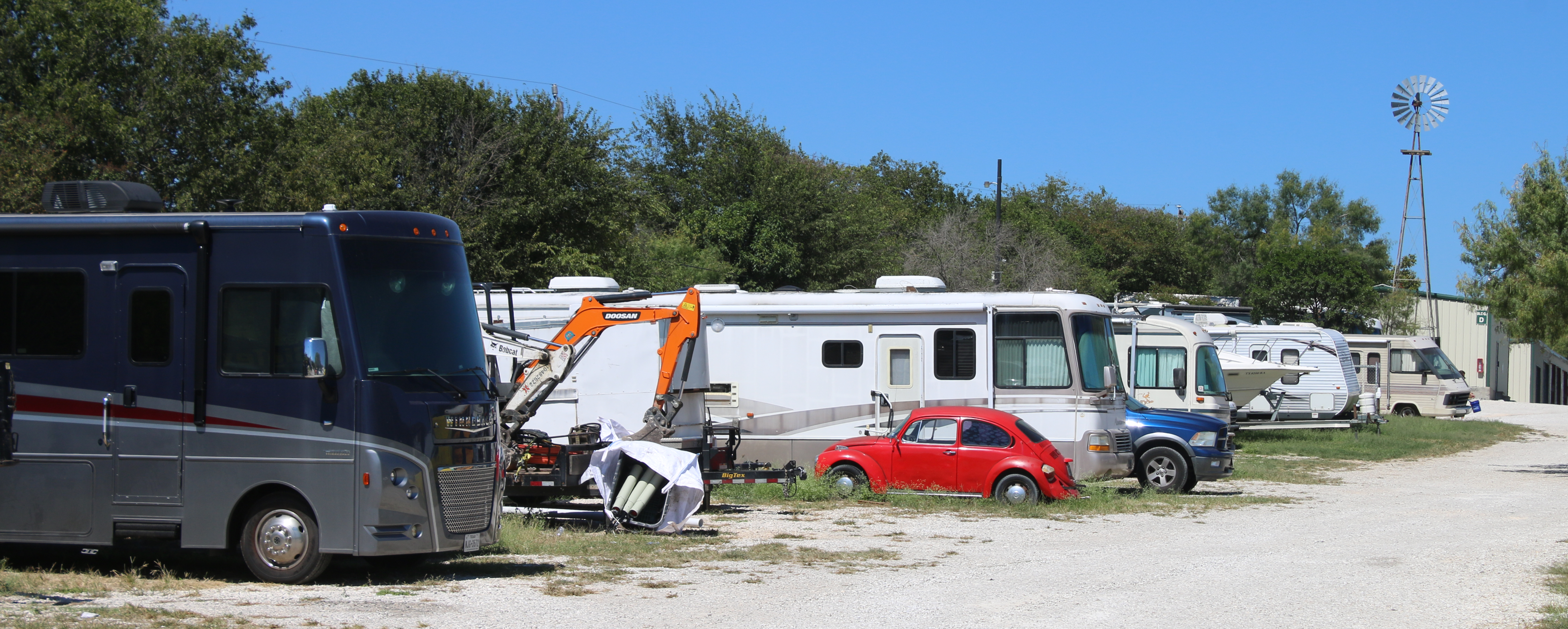 Outdoor RV & Vehicle Parking